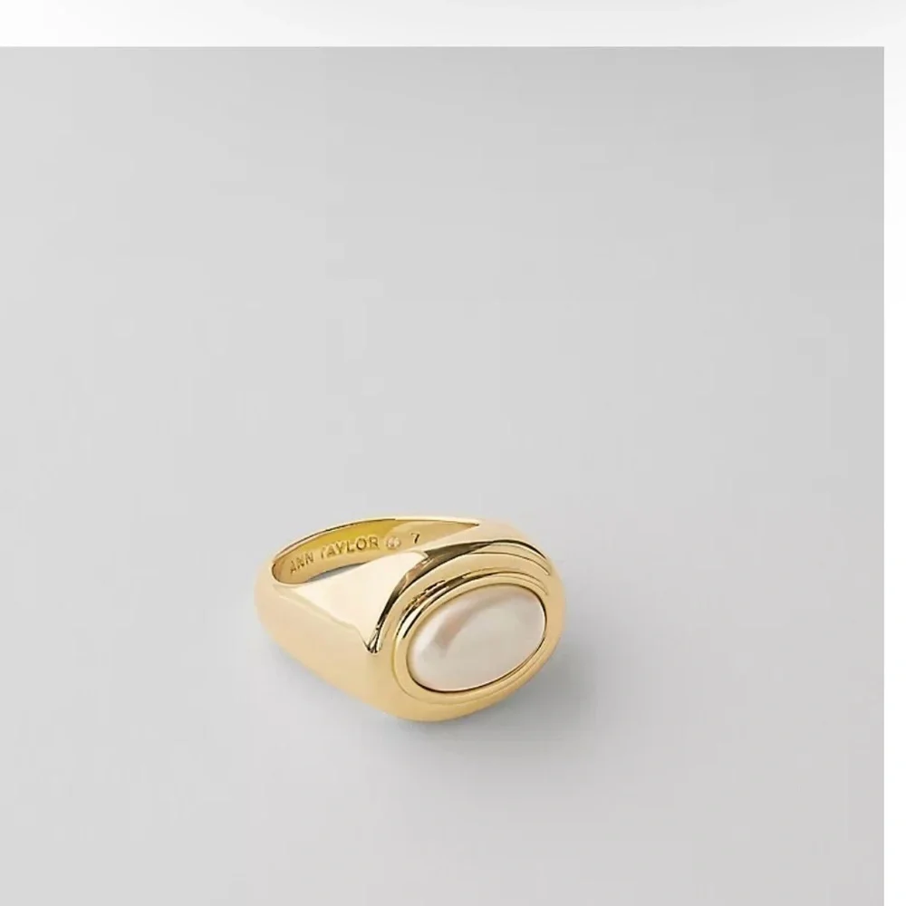 🇺🇸Ann Taylor Pearlized Oval Statement Ring 🇺🇸